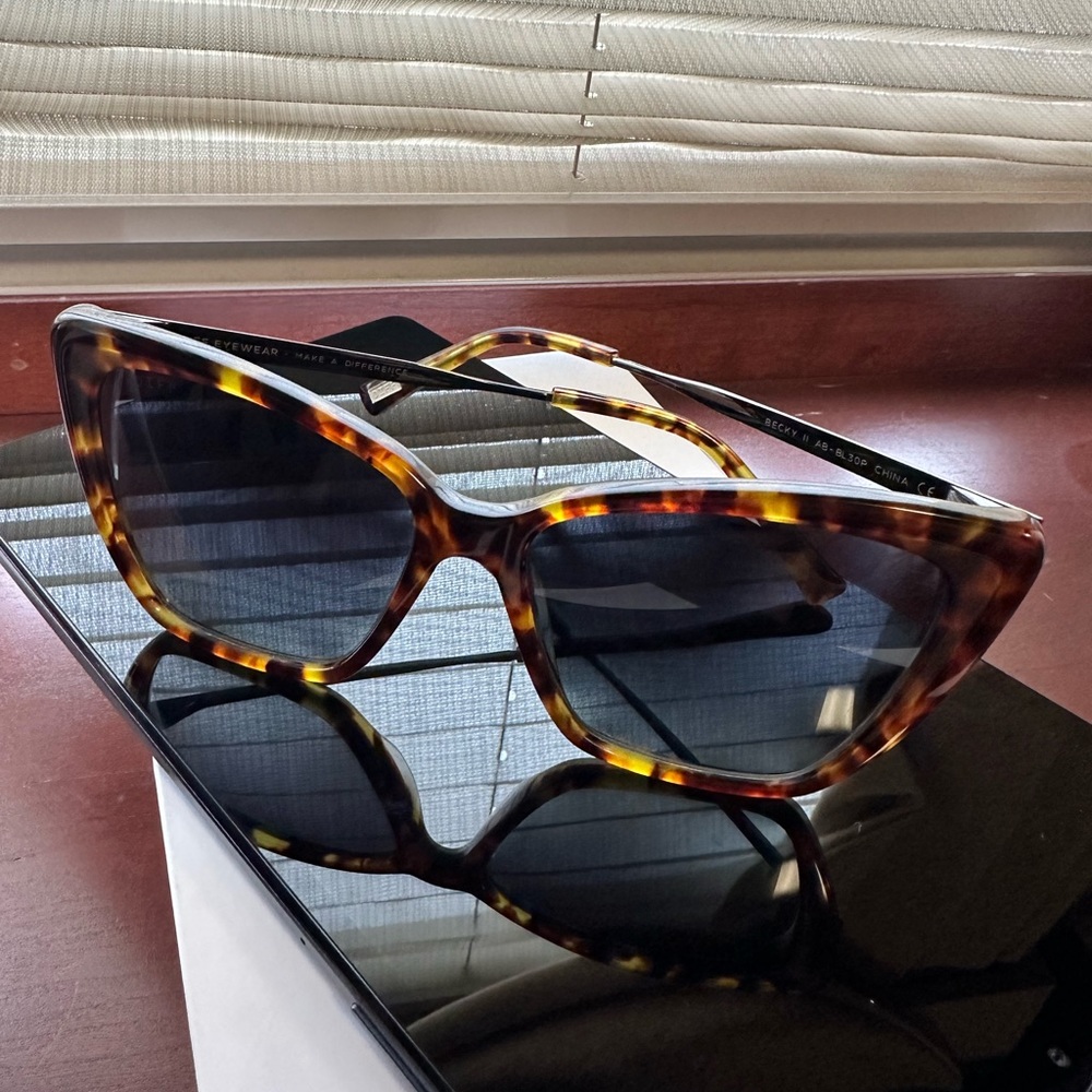 DIFF SUNGLASSES AND CASE - Picture 4 of 4
